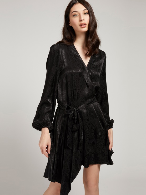 črna Obleka Guess S Pasom Iz Viskoze